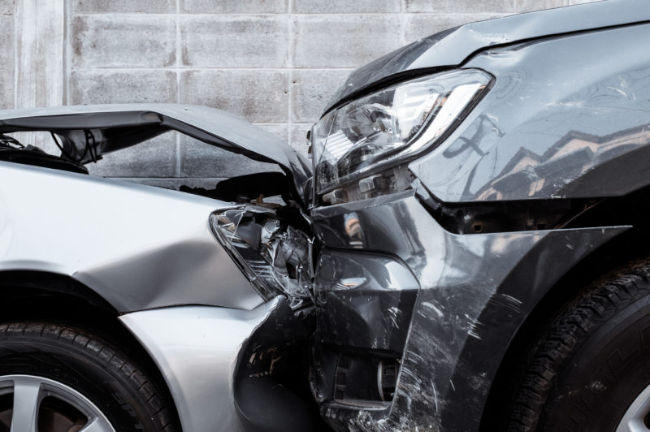 Unfall zweier Autos in Braunschweig und KFZ Sachverständiger klärt Schadenhöhe