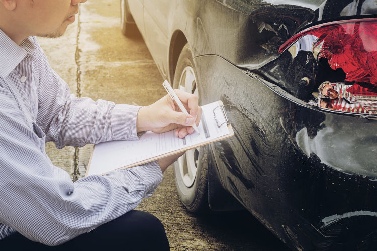 KFZ Sachverständiger dokumentiert den entstandenen Schaden an einem Fahrzeug und ermittelt anschließend die Schadenshöhe, den merkantilen Minderwert und die vorraussichtliche Zeit des Ausfalles.